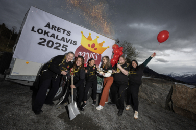Nyss-gjengen feirer at de har blitt kåret til Årets lokalavis!