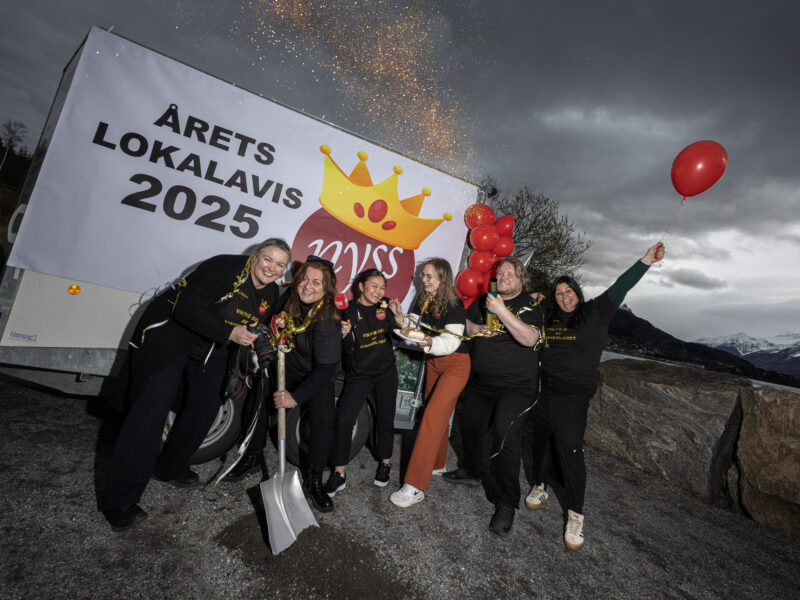 Nyss-gjengen feirer at de har blitt kåret til Årets lokalavis!